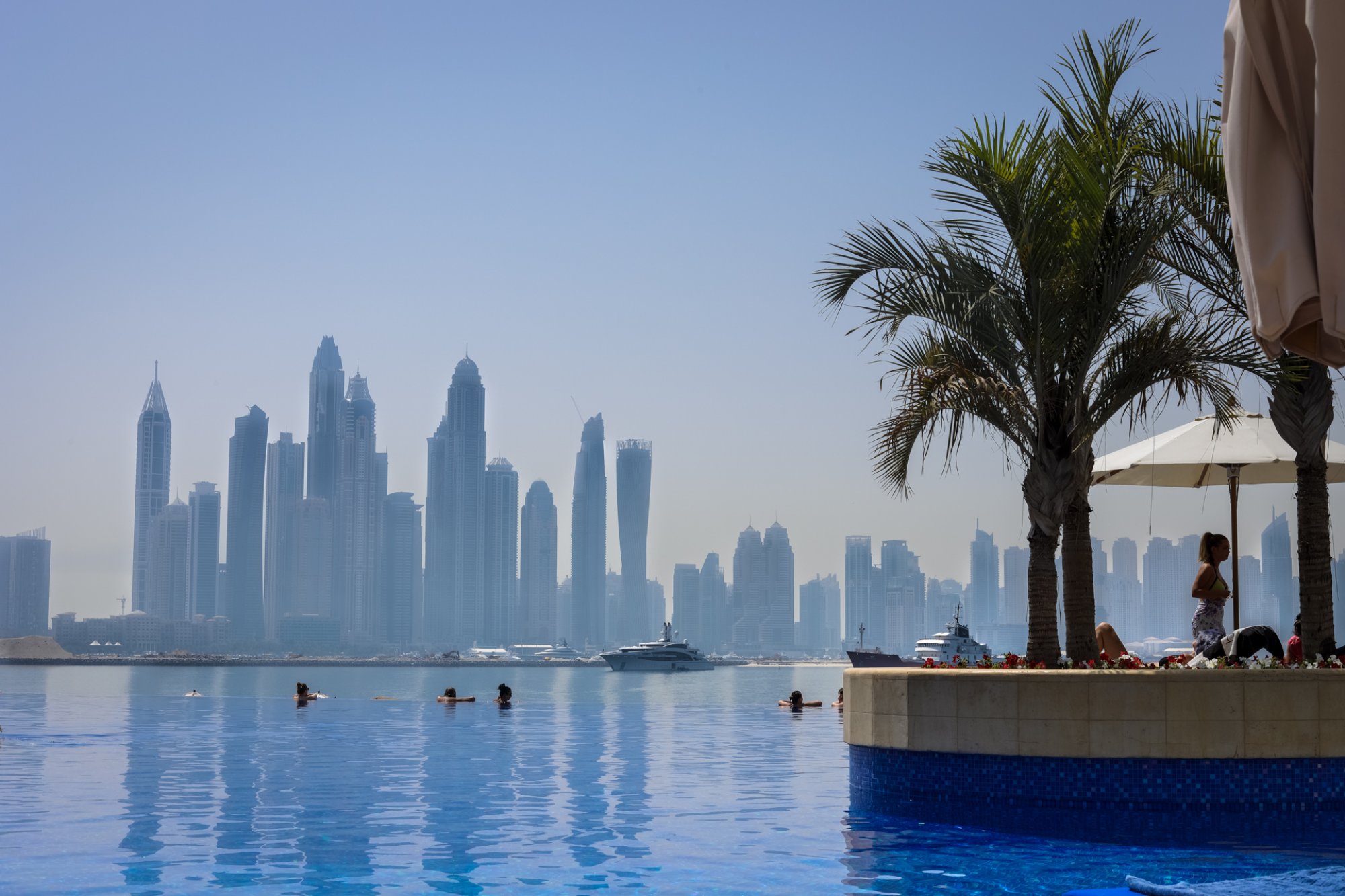 Какое море в дубае в оаэ. Пляж Корниш Абу-Даби. Дубай курорт 2022. Дубай арабские эмираты в 2022г. Абу Даби море.