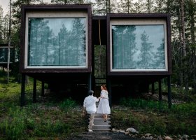finsko-hotel-arctic-treehouse-hotel-008.jpg