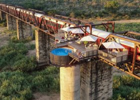 jihoafricka-republika-hotel-kruger-shalati-the-train-on-the-bridge-002.jpg