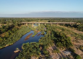 jihoafricka-republika-hotel-kruger-shalati-the-train-on-the-bridge-003.jpg