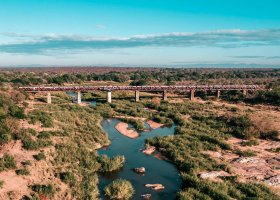 jihoafricka-republika-hotel-kruger-shalati-the-train-on-the-bridge-005.jpg