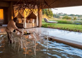 jihoafricka-republika-hotel-sabi-sabi-earth-lodge-001.jpg