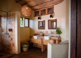 uganda-hotel-kyambura-gorge-lodge-019.jpg