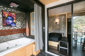 Deluxe Jacuzzi Suite