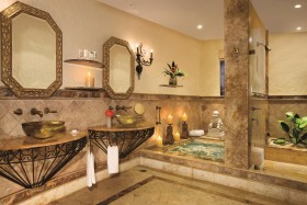 Ocean Front One Bedroom Suite with Terrace (105 m²)