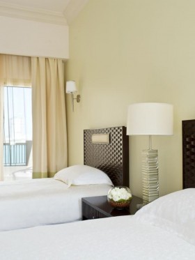 2 Twin Beds Club Access