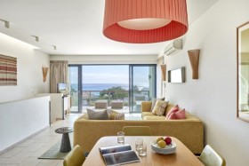 3 Bedroom Ocean House (Partial Sea View)