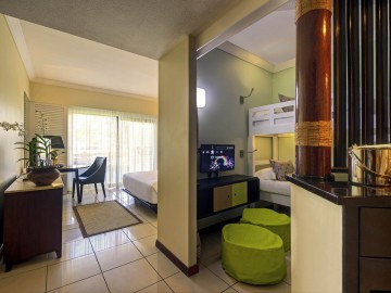 Family Room – 1 Queen Size Bed, 2 tier Bunk Bed