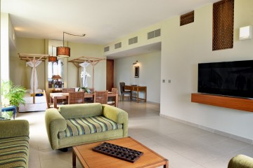 Family Room (Melia connecting room with partial sea view and terrace 117 m²)
