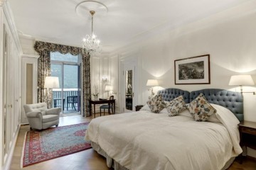 Signature Lake Room with Balcony (35-45 m2)