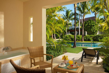 Preferred Club Deluxe Swim Up