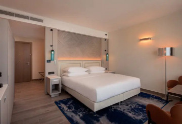 King Deluxe Room with balcony and sea view