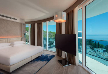 King Executive Room with balcony and sea view