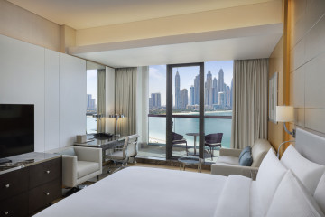 King Deluxe Room with Sea View and Balcony