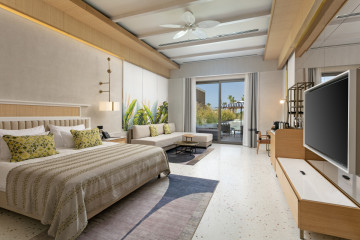 Lagoon Beach Family Swim-up (101 m²)