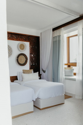 Interconnecting Family Room/ (Deluxe Family Room)