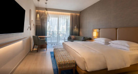 1 King Bed Pool View Deluxe (35 m2)