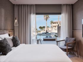 Deluxe Room Sea View Sharing Pool