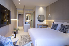 Deluxe Room Pool View Sharing Pool