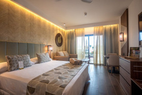 Swim-up Junior Suites