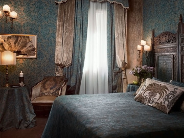 Deluxe on the Side Canal