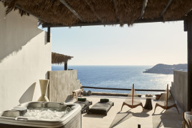 Grand Majestic Outdoor Jacuzzi