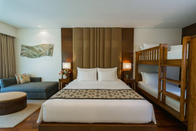 Deluxe Pool Access Family Room