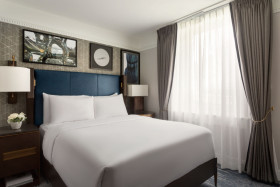 Gatehouse Family Suite 1 King 4 Twins