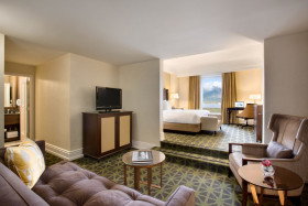 Fairmont Gold 1BR Suite King