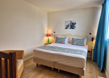 Double room with lounge with pool view
