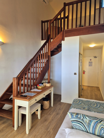 Double room with lounge with sea view