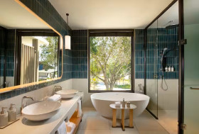 King Deluxe Suite with Balcony