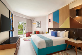 Preferred Club Partial Ocean View - King Bed (Family i Adults Only)